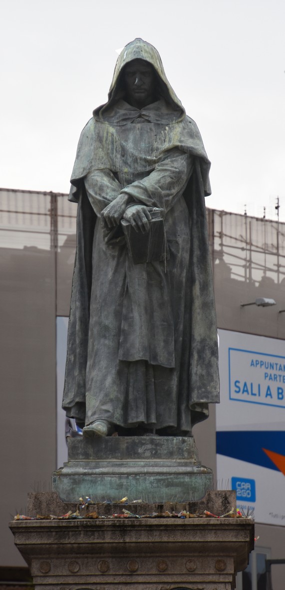 Giordani Bruno, Campo de Fiori. Bruno blev brændt på bålet af Roms inkvisition i 1600 for at have støttet Kopernikus' verdensbillede
