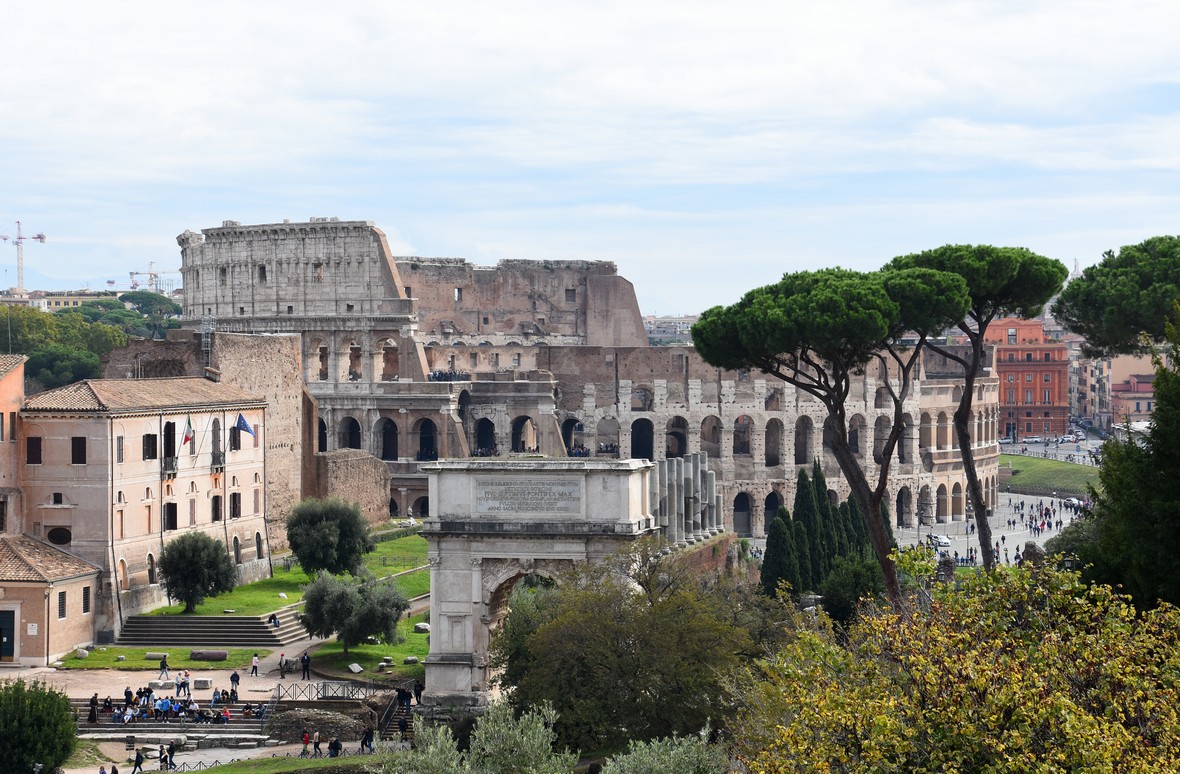 Colloseum og Titus-buen, Forum Romanum